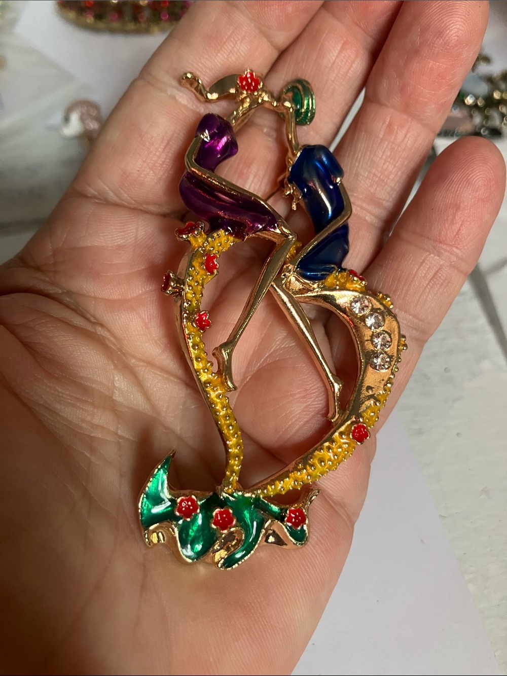 NWT big super cute broach with a couple kissing gold tone blue purple green red